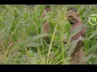 Amaka yang kampung slattern melawat okoro dalam yang ladang untuk quick tamparan kerja