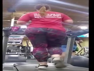 Jiggly gaoz blonda pawg pe treadmill