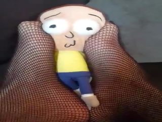 Giantess पाता टाइनी आदमी नीचे काउच और tramples और कुचल इसे &lpar;morty plush&rpar;