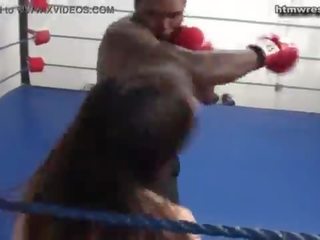 Черни мъжки бокс beast срещу малък бял млад женски пол ryona