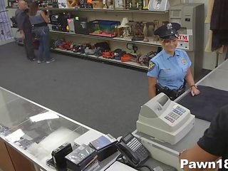 Overlegen politi går skitten til kontanter
