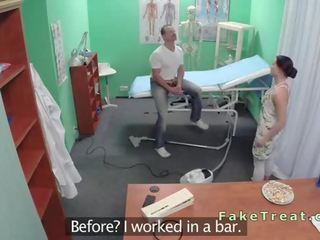 Majster fucks sestrička a čistenie školáčka v falošný nemocnica