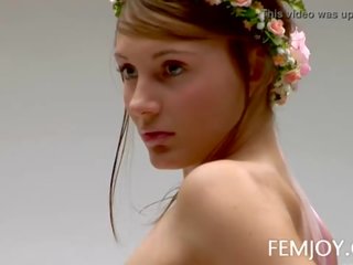 Естествен d чаша ашли нудисти с flowers crown