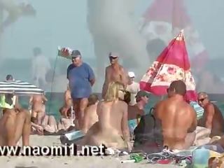 Naomi1 drkanje a mlada lad na a javno plaža