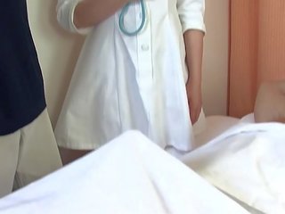 Ασιάτης/ισσα ιατρικό άνθρωπος fucks δυο youths σε ο νοσοκομείο