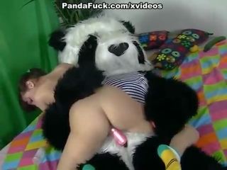 Sedusive si rambut coklat mademoiselle menggoda panda beruang