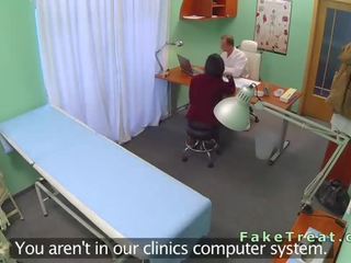 Bengkok lebih meja pesakit mendapat fucked dalam palsu hospital