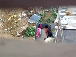 India mujer bañándose al aire libre